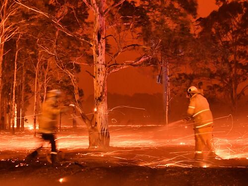 L'Australia brucia ancora e ora ci si rifugia in mare