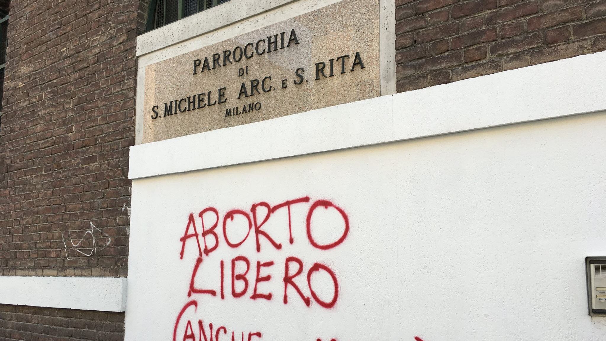 Bestemmia sul muro della chiesa