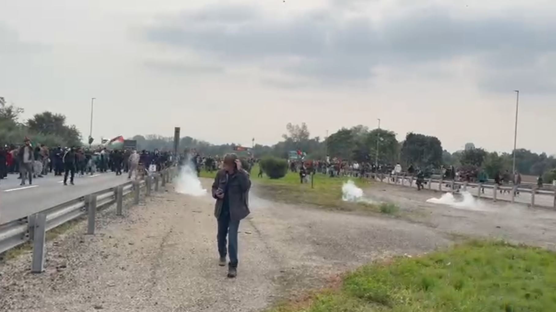 Milano, occupata la tangenziale. Pietre contro la polizia, gli agenti rispondono coi lacrimogeni