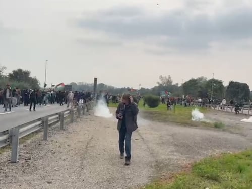 Milano, occupata la tangenziale. Pietre contro la polizia, gli agenti rispondono coi lacrimogeni
