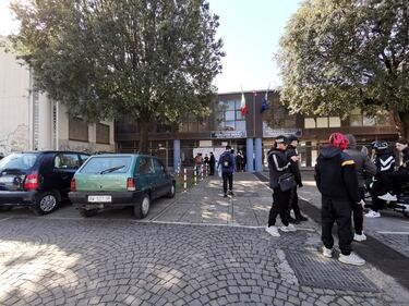 Studenti intossicati dai roghi di rifiuti, una discarica vicino alla scuola 1