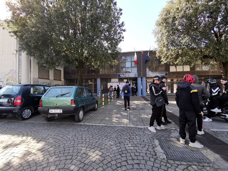 Studenti intossicati dai roghi di rifiuti, una discarica vicino alla scuola 1
