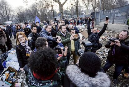 Torino, Salvini circondato dai bambini rom 11