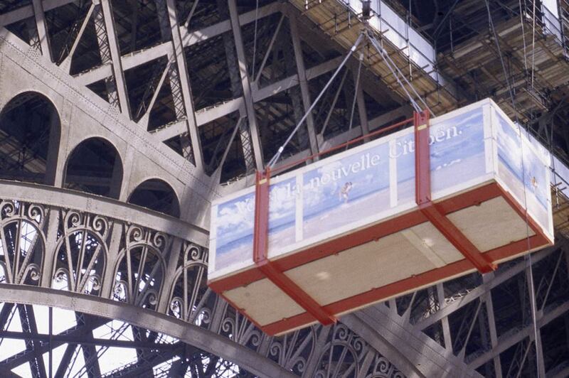 La Citroën BX appesa alla Torre Eiffel