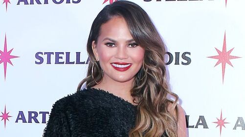 Chrissy Teigen, topless e incinta mentre cucina 8