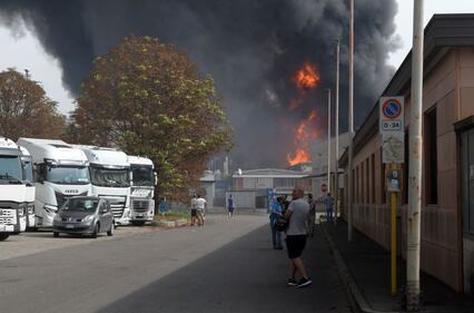 Maxi incendio in una azienda chimica a San Giuliano Milanese 1