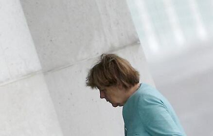 Il volto provato della Merkel dopo il referendum greco 8