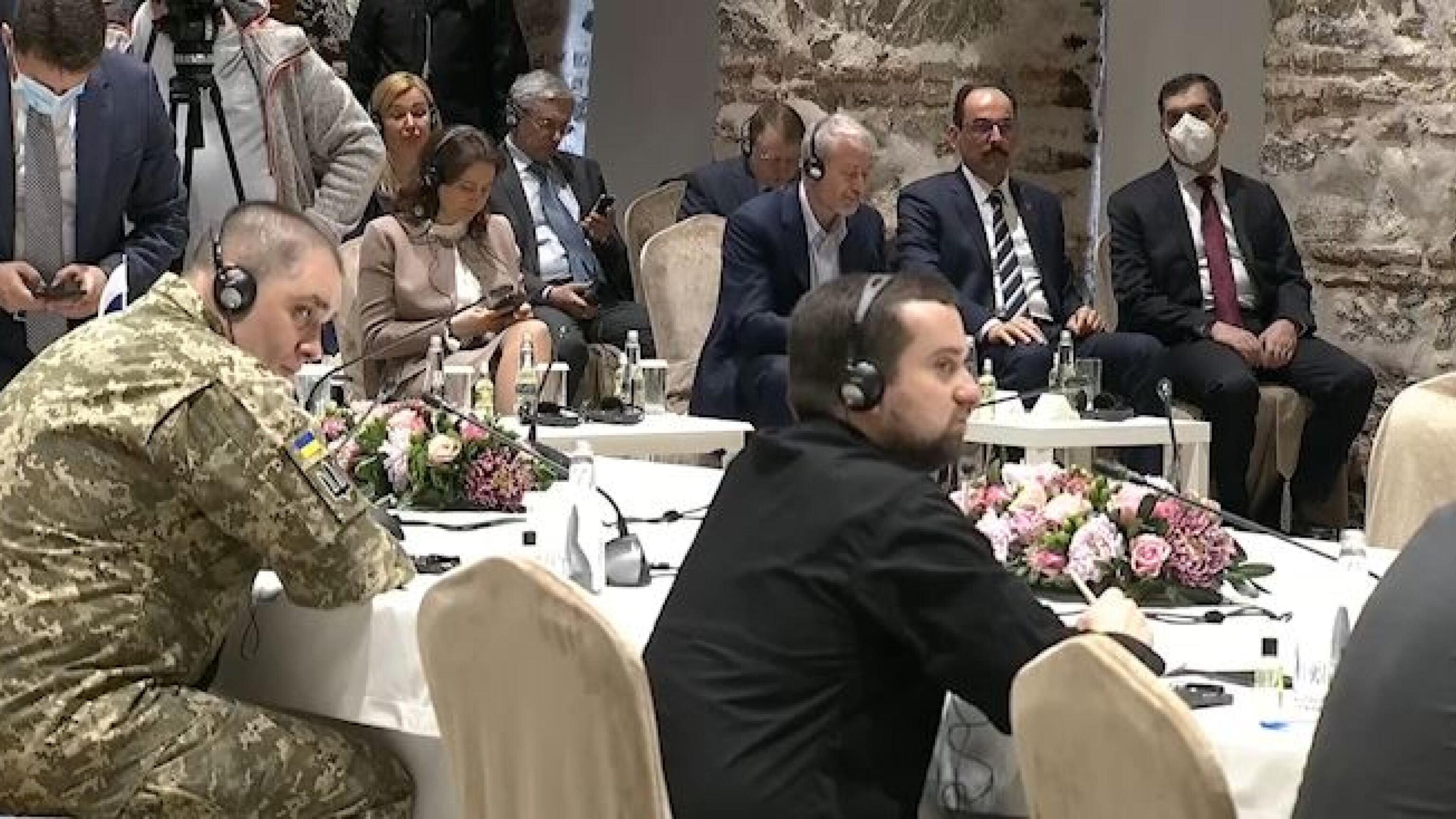 L'ombra lunga del veleno: "Non toccate cibo e acqua". E Abramovich va al tavolo