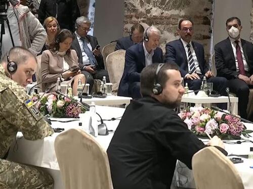 L'ombra lunga del veleno: "Non toccate cibo e acqua". E Abramovich va al tavolo