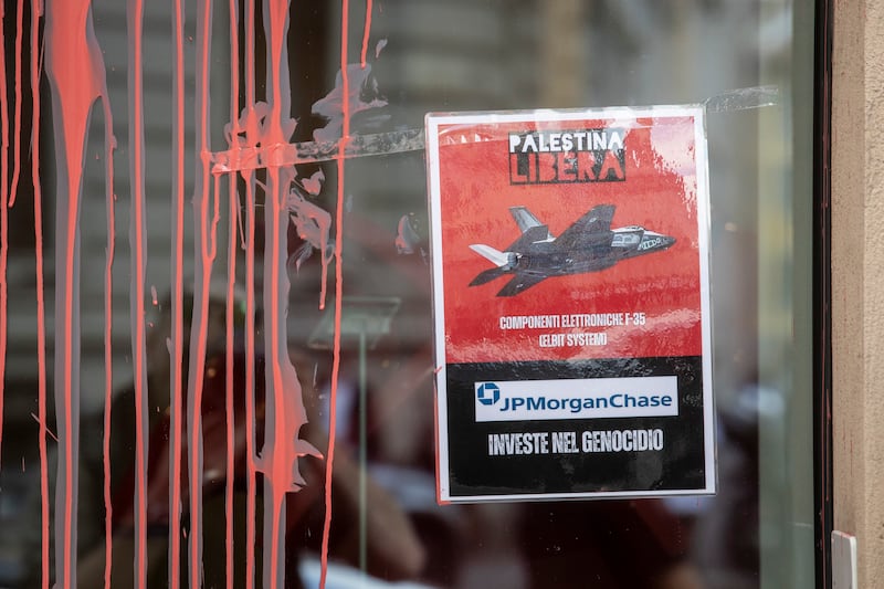 Vernice rossa sulla sede di Jp Morgan: il blitz dei proPal a Milano 3