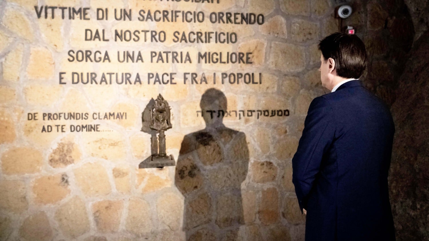 Conte rende omaggio alle Fosse Ardeatine: ''Per non dimenticare''