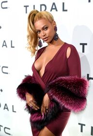 Beyoncé Knowles, seno in vista e scollo mozzafiato a New York 36