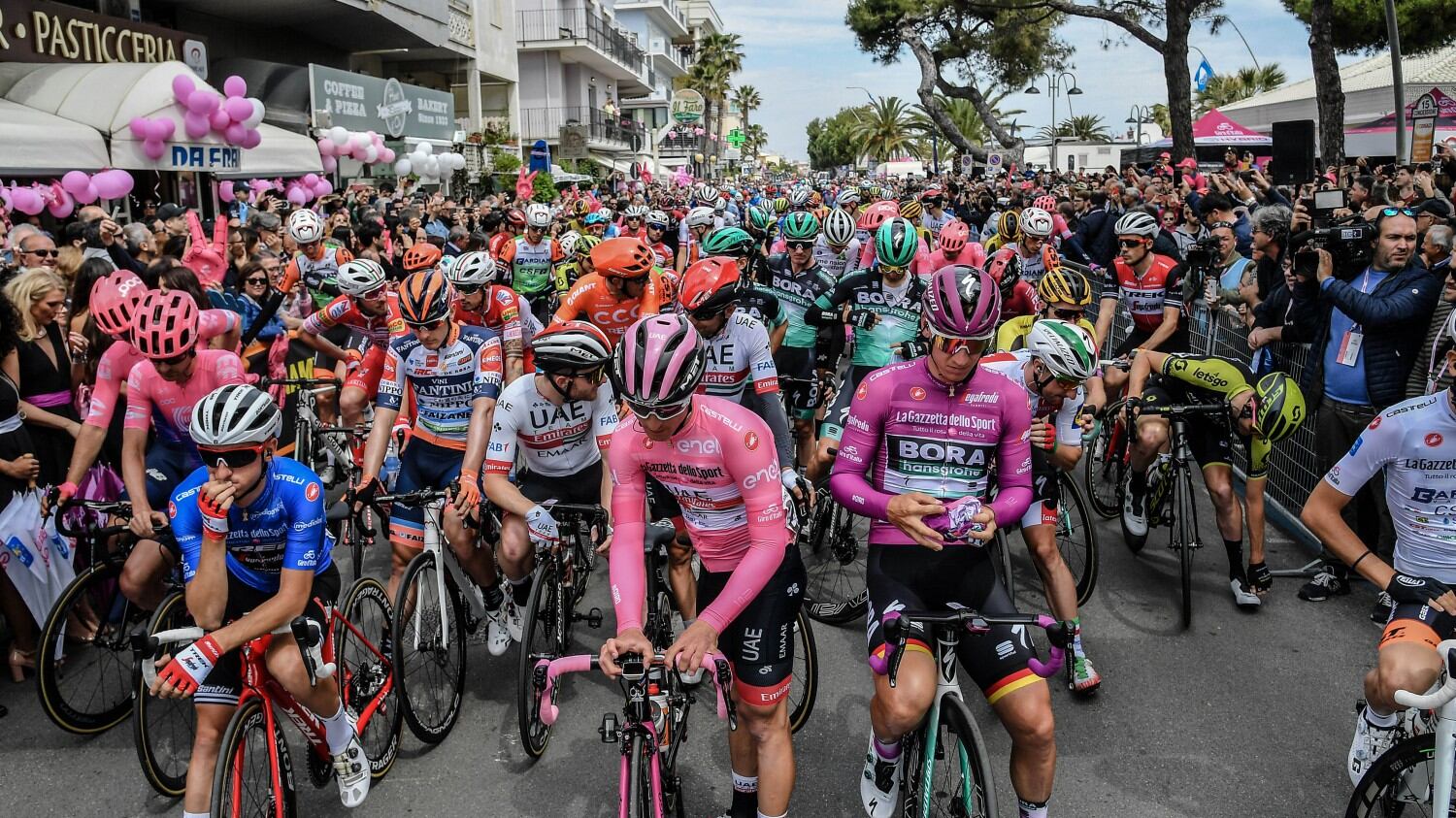 Giro d'Italia, ottava tappa: Ewan vince su Viviani e Ackermann. Conti ancora in Rosa