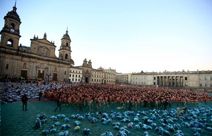 Bogotà, 6mila nudi in piazza: in posa per Tunick 12