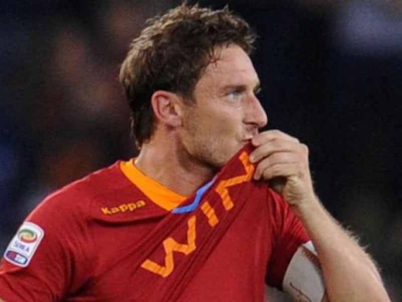 Le proposte per tornare in campo, il bacio con Noemi, la morte del padre e i rapporti con Spalletti: la verità di Francesco Totti