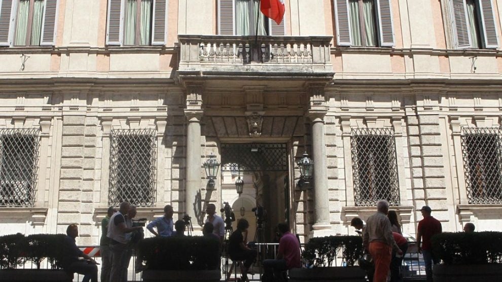 Arriva il blitz notturno: ispezione della polizia a casa dell'ex premier