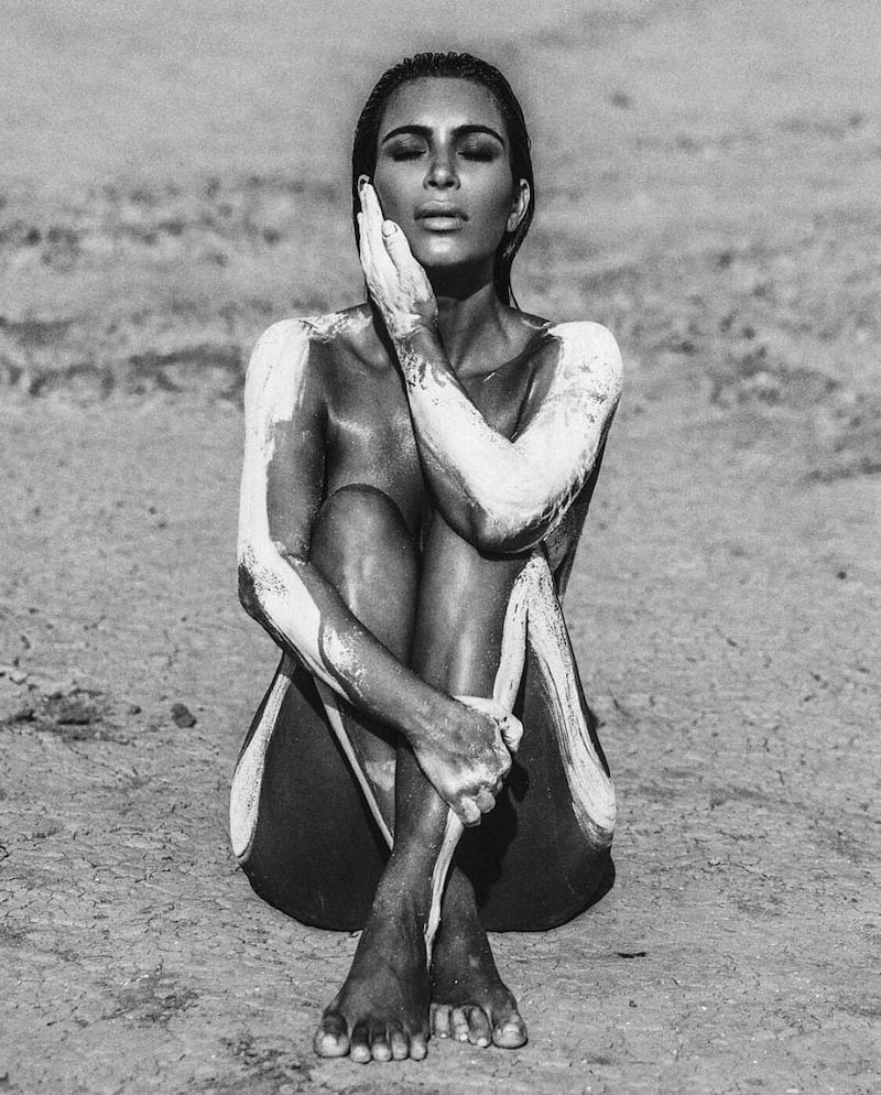 Kim Kardashian, shooting nuda nel deserto 3