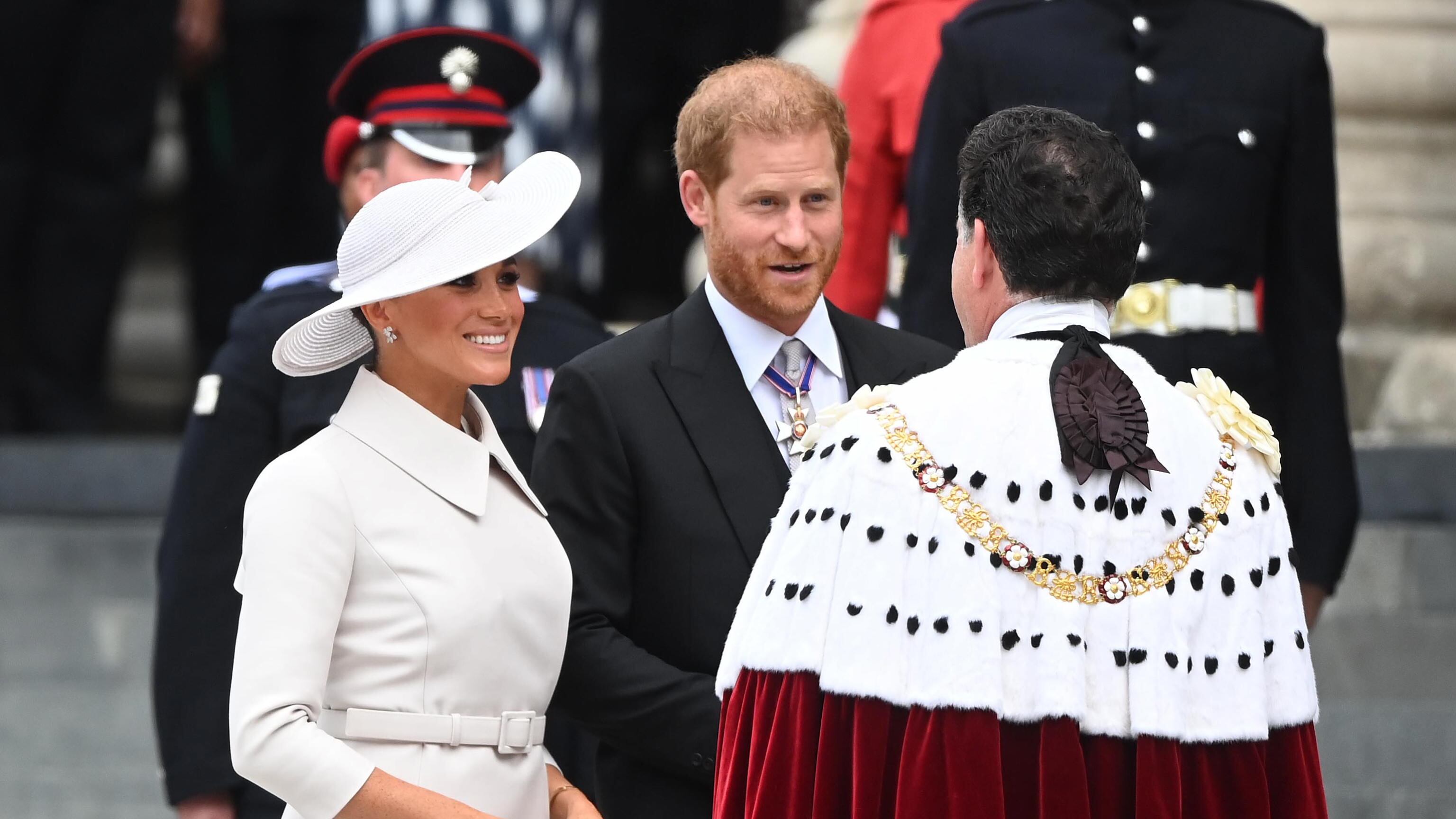 "Solo 15 minuti". Il retroscena tra la Regina e Harry: cosa è successo