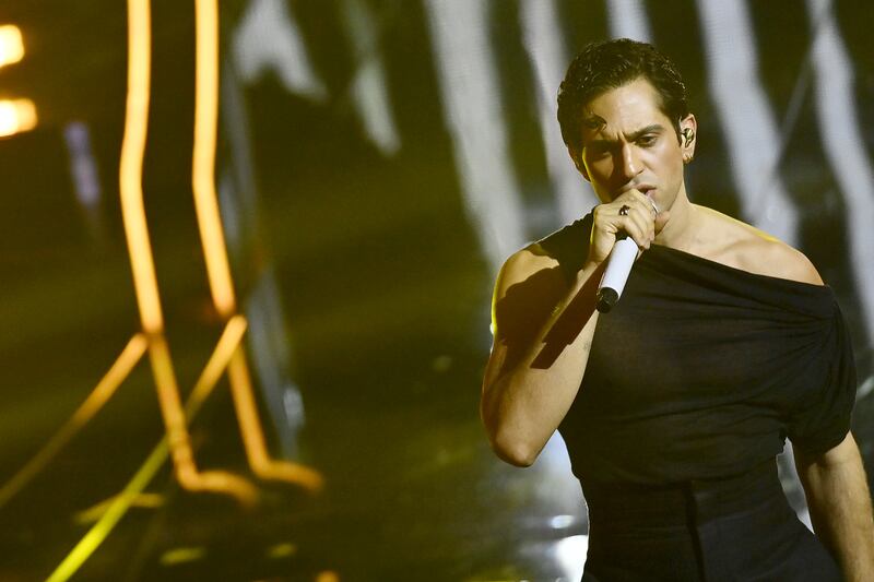 Sanremo 2024: ecco il look della seconda serata del Festival di Mahmood  11