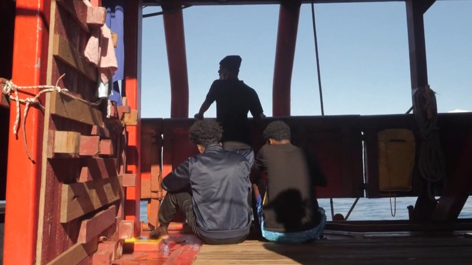 Le ong li salvano e poi i migranti scappano: ecco cosa è successo