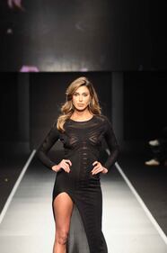 Belen Rodriguez, le mutandine bianche alla sfilata 19