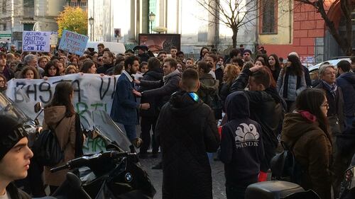 Napoli, 17enne accoltellato dal branco: il corteo per dire “no alla violenza” 8