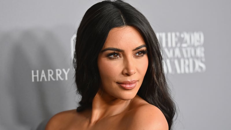 Kim Kardashian, un euro di risarcimento per la rapina milionaria subita a Parigi: “Cerco riconoscimento, non soldi”