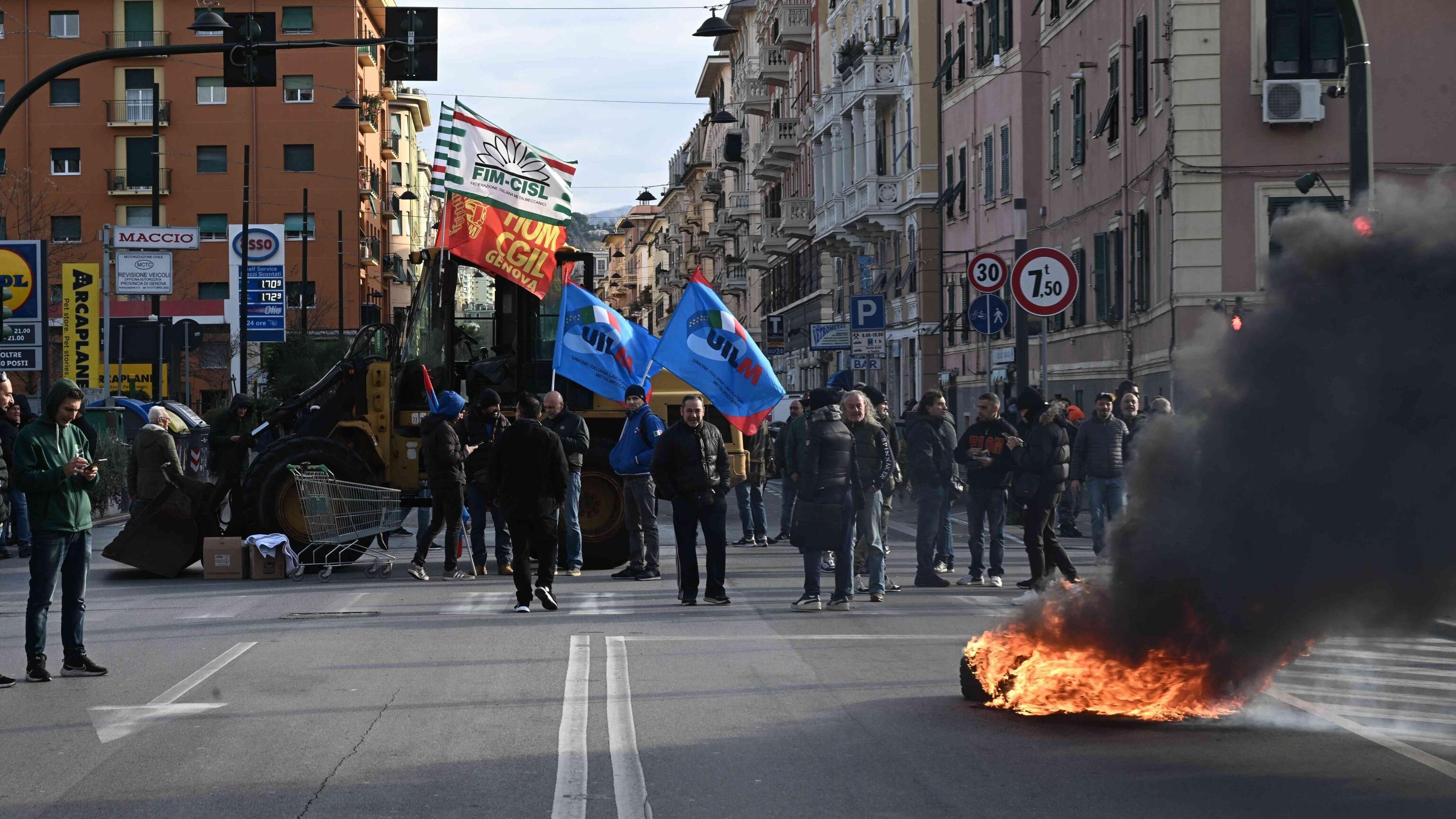 Occupata l'ex Ilva di Taranto: presidi e blocchi stradali. Fiom: "È solo l'inizio"