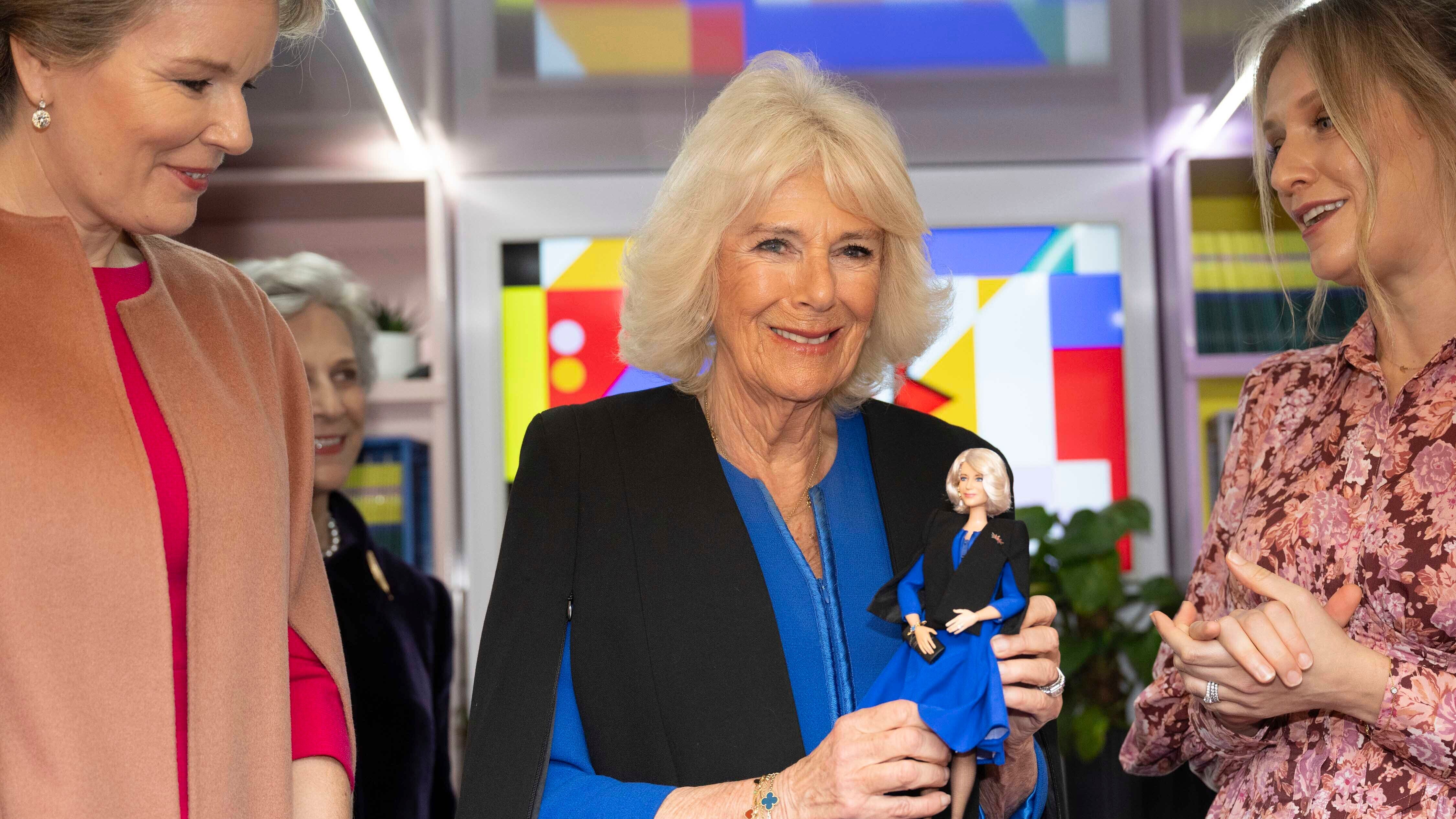 “Mi avete tolto 50 anni”. Polemica sulla Barbie dedicata a Camilla