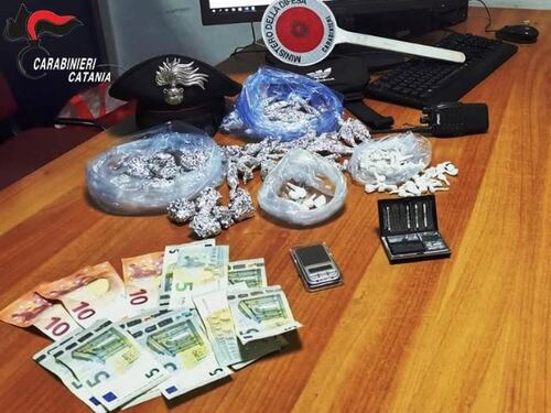 Un market della droga in casa. Il blitz dei carabinieri, poi i clienti fuggono
