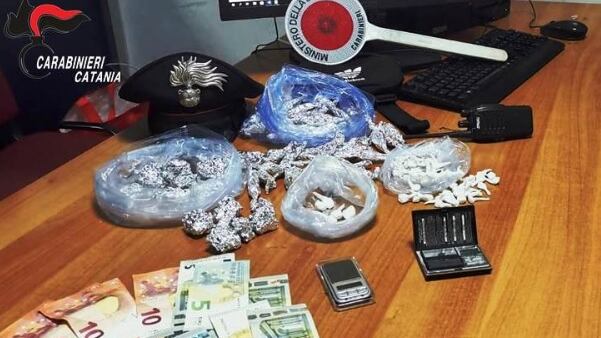 Un market della droga in casa. Il blitz dei carabinieri, poi i clienti fuggono
