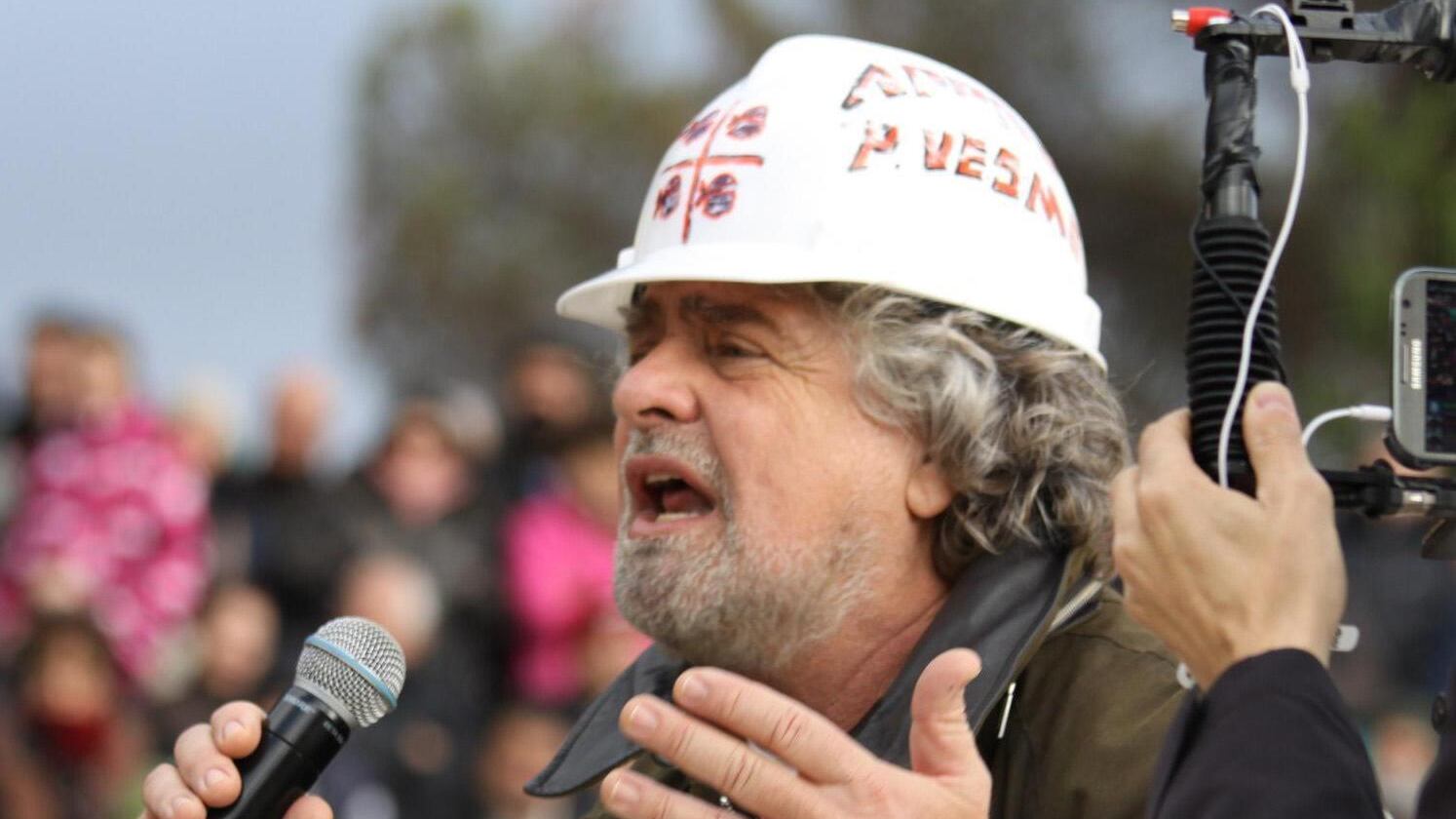 Il segreto di Grillo: sotto le cinque stelle la falce e il martello
