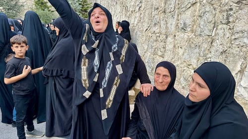 Disperazione per le vittime del bombardamento su una casa di un esponenente politico di Hezbollah