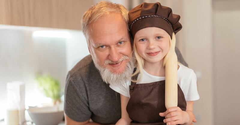 Nonno e nipote in cucina
