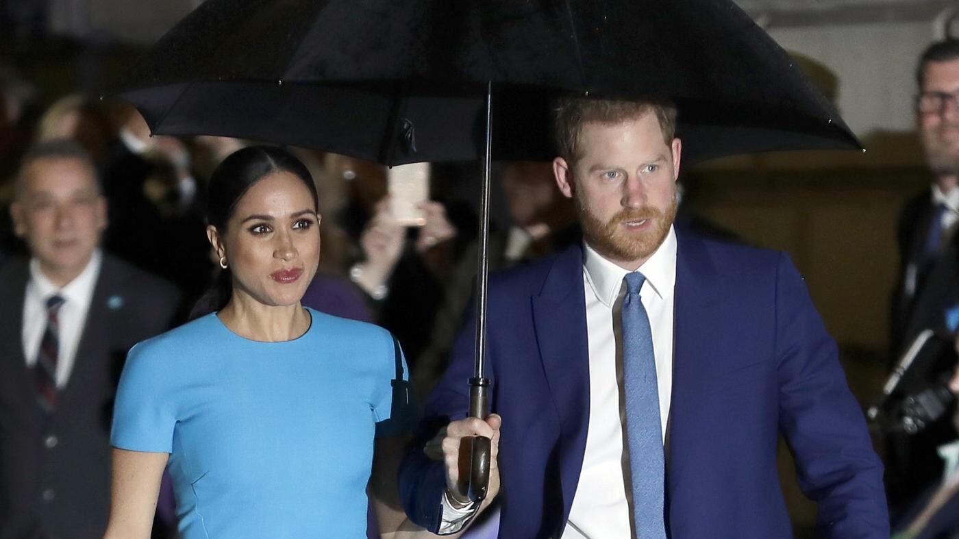 Meghan Markle segue il funerale dalla tv: "Nella corona di fiori una sua nota scritta a mano"