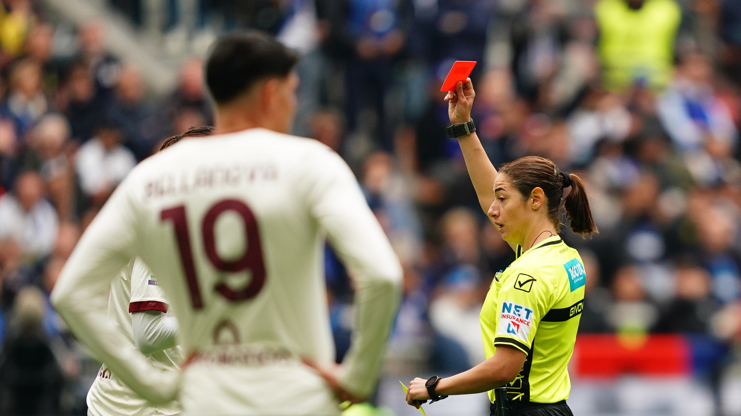 L’arbitra cambia idea e scatena le solite polemiche becere online