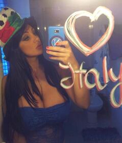 Marika Fruscio tifa con "il cuore" 6