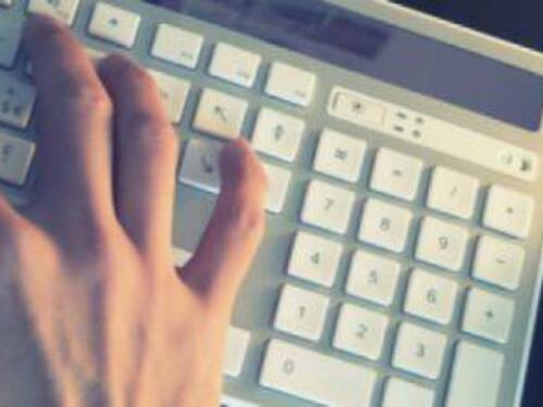 Ha ricattato 26 ragazze minorenni, finito in manette un modenese