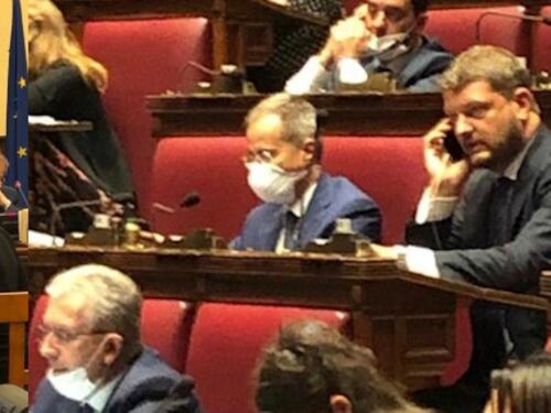 L'ipocrisia dei deputati di sinistra alla Camera senza mascherina