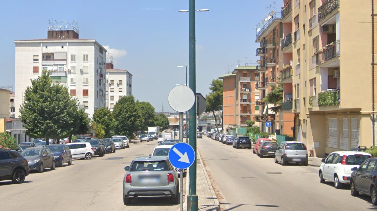 Napoli, si spaccia per tassista e molesta una donna. Lei si lancia dall'auto in corsa