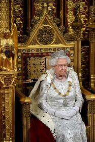 La Regina Elisabetta poco prima del suo discorso al Parlamento inglese 4