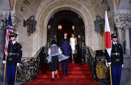 Melania Trump, fascino bianco col premier giapponese 9