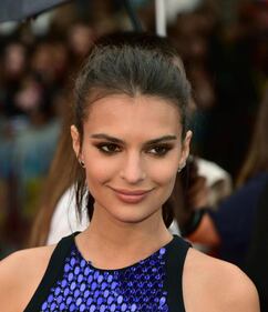 Emily Ratajkowski, vestito inguinale fa impazzire i social 16