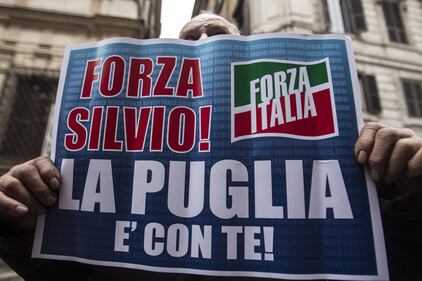 Blitz delle forze dell'ordine: rimosso lo striscione "È colpo di Stato" 11