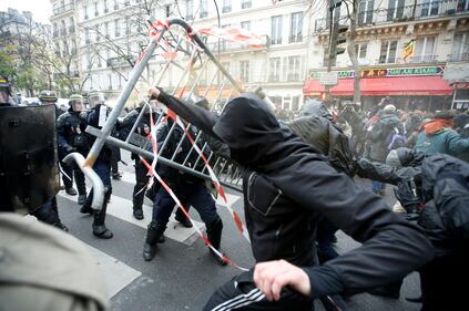 Parigi, scontri tra manifestanti e polizia 3