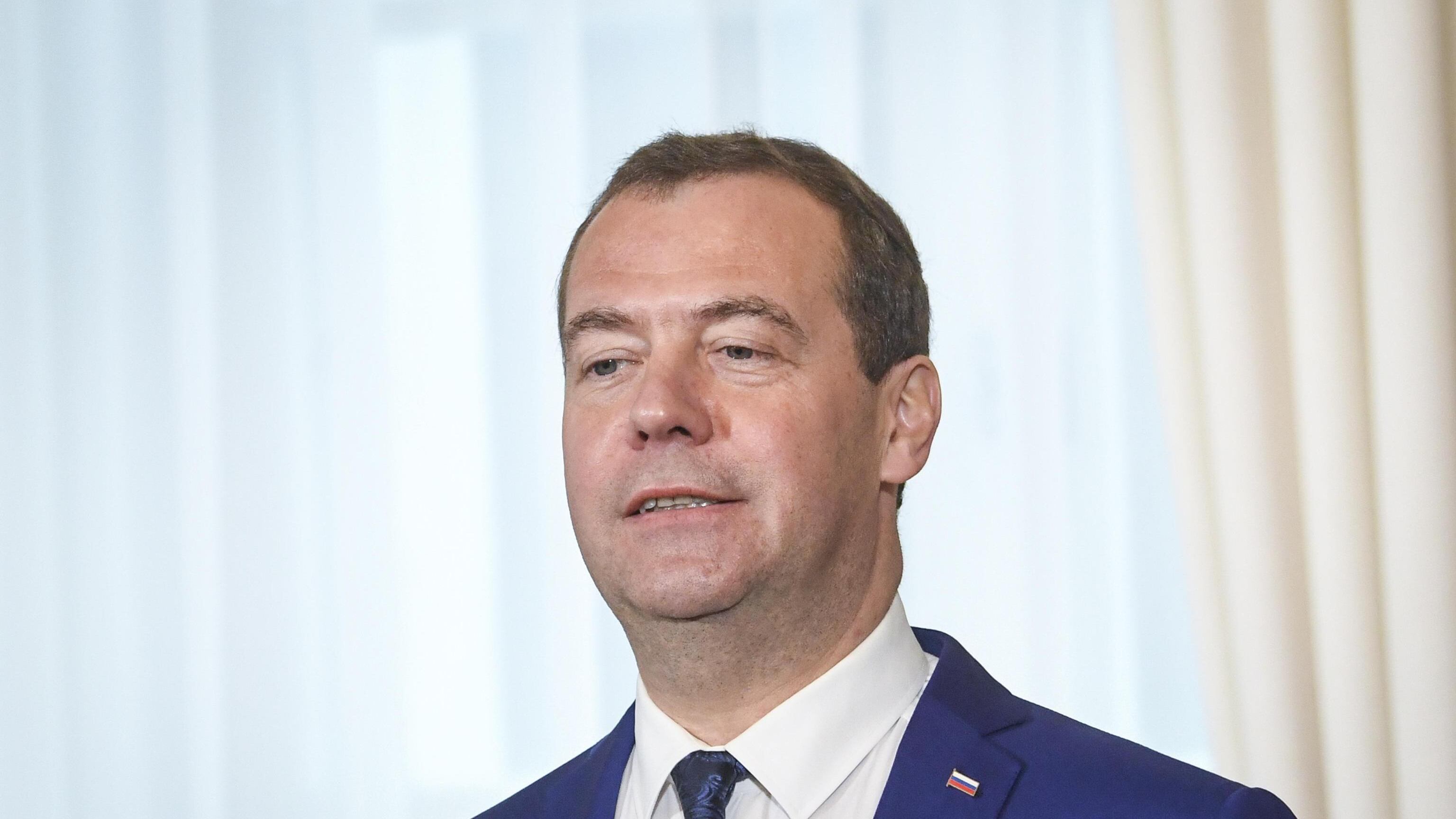 "Uno sciocco raro". Medvedev attacca Crosetto (e l'Italia)
