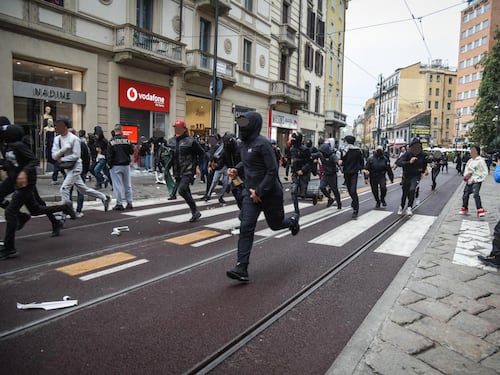 Spunta la sigla “Italia in piazza”. Tam tam sui social per la rivolta