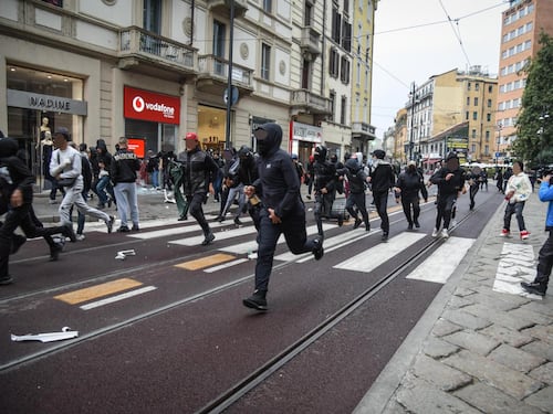 C’è chi ci difende e chi fa polemica