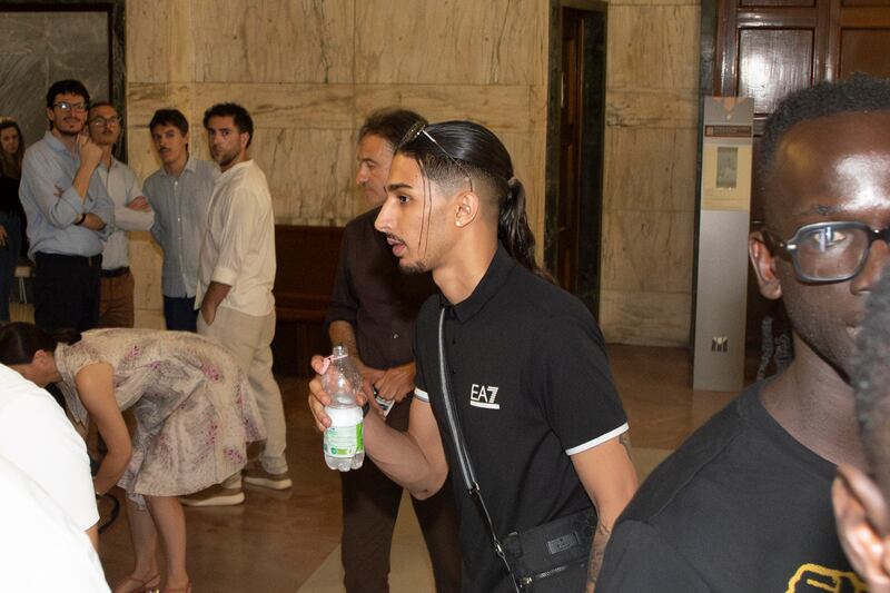 Pena dimezzata per Baby Gang: in appello pena ridotta a 2 anni e 9 mesi, l'arrivo in tribunale 1
