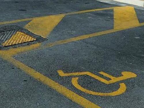 Roma, senegalesi occupano il posto dei disabili e scatta il raid